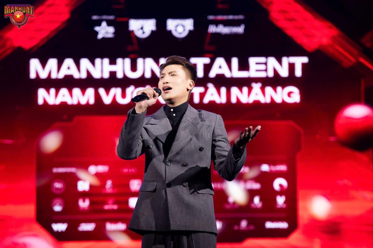 Đỗ Văn Đạt trình bày ca khúc Nàng thơ. Nguồn: BTC.