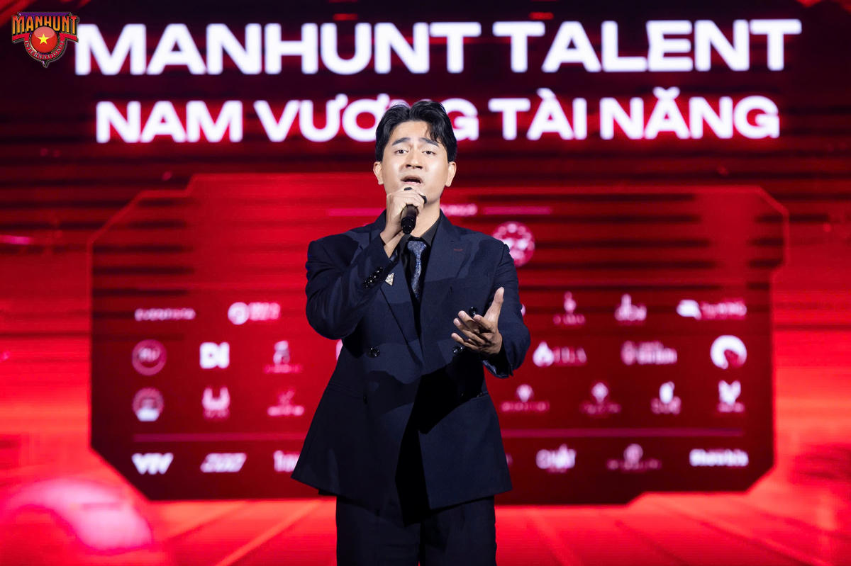Trương Quang Hào thể hiện ca khúc Duyên do trời, phận tại ta. Nguồn: BTC.