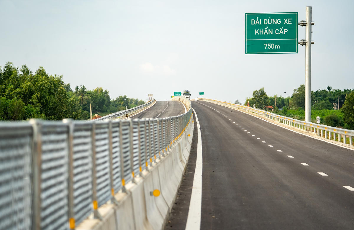 Hàng rào phân luồng lưu thông trên cao tốc Quảng Ngãi-Hoài Nhơn được lắp đặt xong. Ảnh: CV.