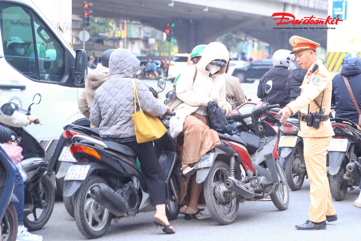 Tương tự, tài xế lái xe công nghệ sử dụng khẩu trang để che biển số xe khi đi qua khu vực có camera AI cũng bị lực lượng chức năng xử lý nghiêm.