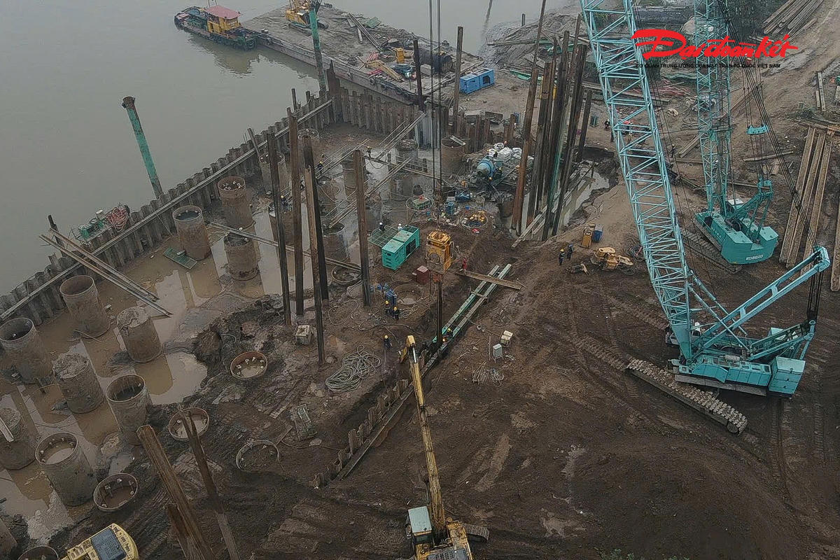 Theo ông Thắng, hiện tại, dự án đang bị chậm khoảng 4 tháng so với tiến độ đã đề ra. Tuy nhiên, . nhà thầu đã huy động thêm nhân lực, máy móc để bù đắp thời gian thi công đã hao hụt.