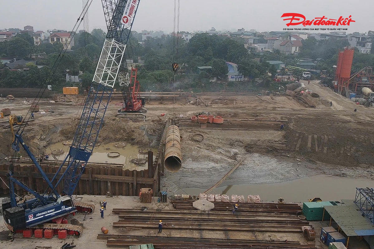 Hiện các nhà thầu đang thi công trụ cầu ngay sát bờ sông Hồng.