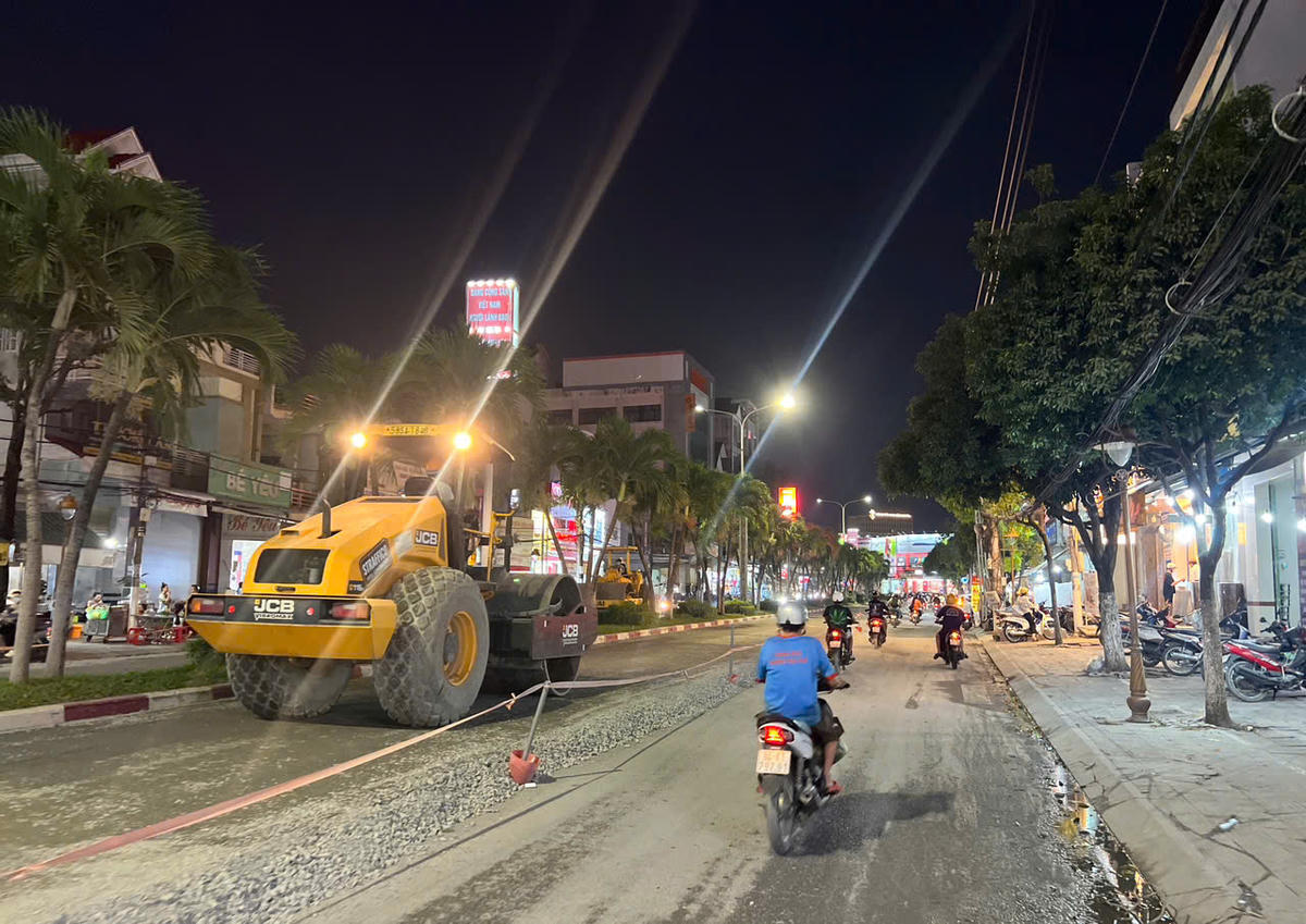 Thi công cả ngày lẫn đêm đẩy nhanh tiến độ nâng cấp tuyến đường Trần Phú, phường Bạc Liêu hoàn thành trước năm mới 2026. Ảnh: Nguyên Du.