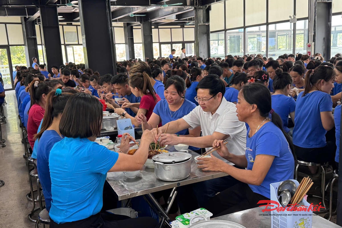 Lãnh đạo Ủy ban MTTQ tỉnh Thái Nguyên tham dự Bữa ăn Công đoàn với người lao động do Liên đoàn Lao động tỉnh Thái Nguyên tỏ chức. Ảnh: Toán Nguyễn.