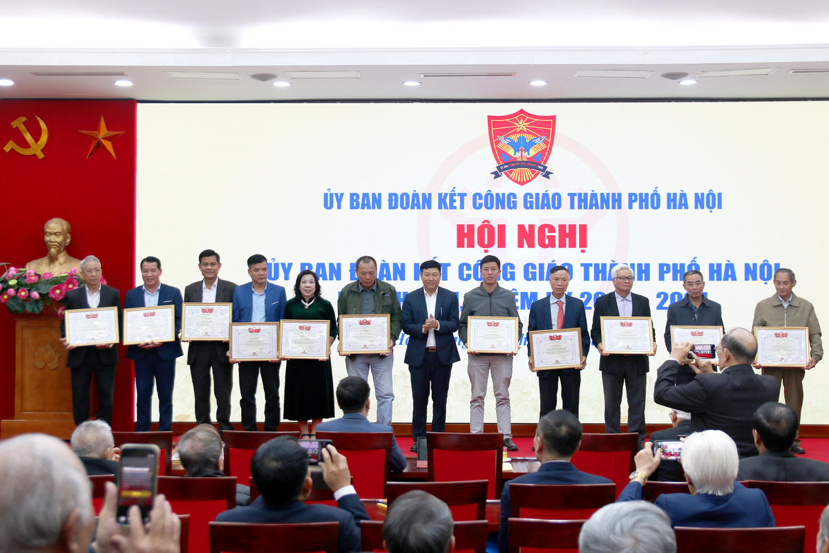 Các tập thể, cá nhân có thành tích xuất sắc nhận Giấy khen của Ủy ban Đoàn kết Công giáo thành phố Hà Nội