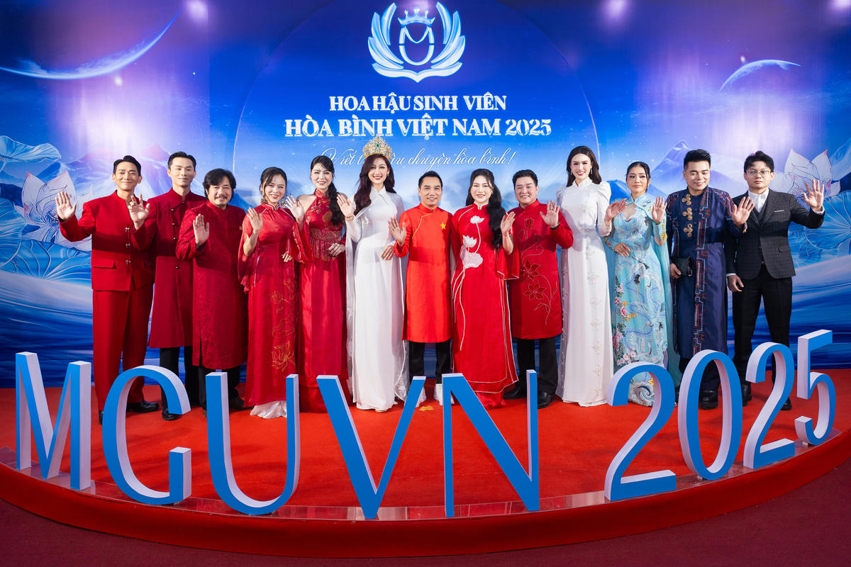 Dàn BGK tại thảm đỏ. Ảnh: BTC.