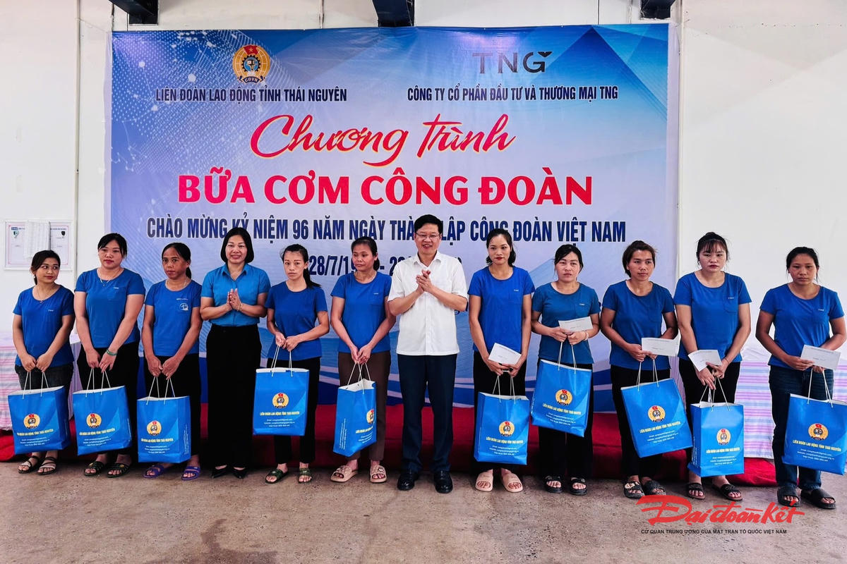 Ông Đinh Quang Tuyên, Phó Bí thư Tỉnh ủy, Chủ tịch Ủy ban MTTQ tỉnh Thái Nguyên và Bà Đỗ Thị Hiền, Chủ tịch Liên đoàn Lao động tỉnh Thái Nguyên tặng quà cho công nhân có hoàn cảnh khó khăn. Ảnh: Toán Nguyễn.