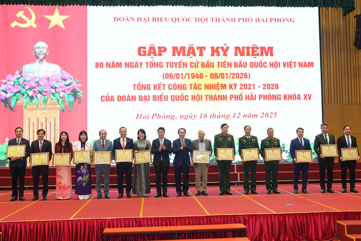 Nhân dịp này, các tập thể và cá nhân có thành tích xuất sắc được nhận Bằng khen của Chủ tịch UBND thành phố. Ảnh: ĐT. 