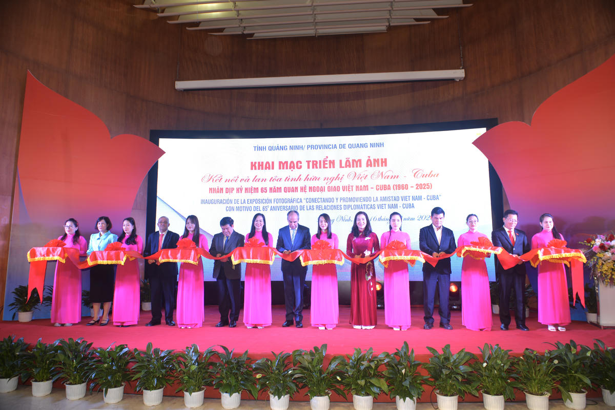 Các đại biểu cắt băng khai mạc triển lãm ảnh “Kết nối và lan tỏa tình hữu nghị Việt Nam - Cuba”.