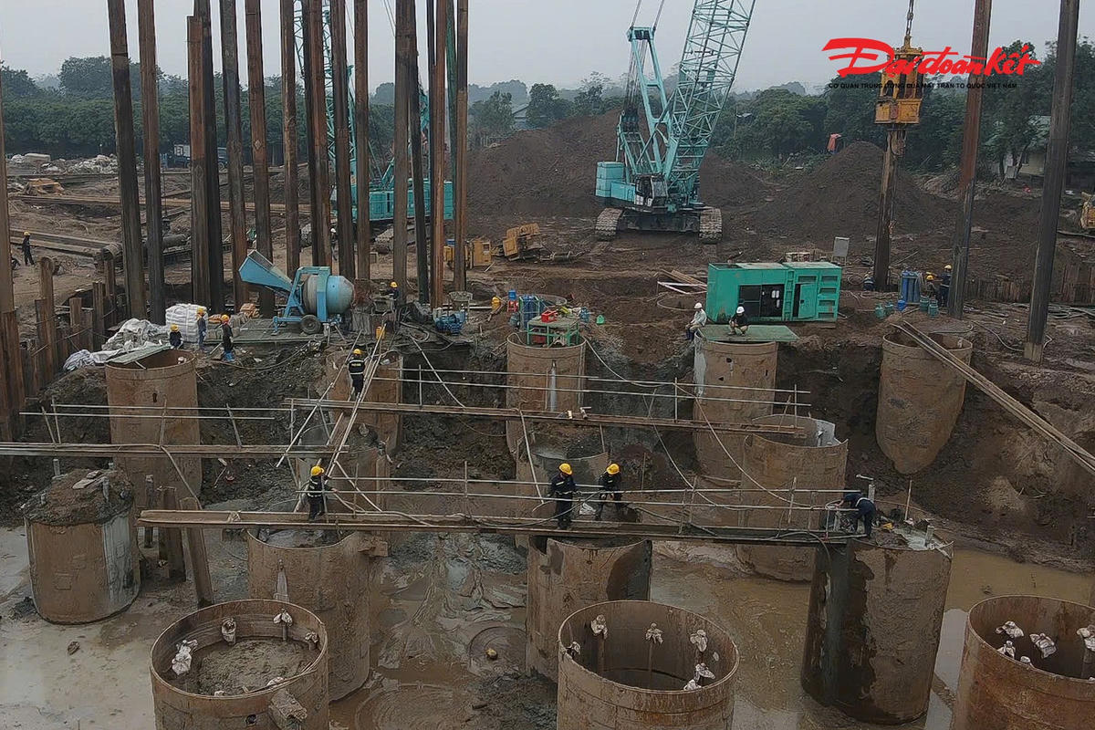 Đề cập tới tiến độ giải phóng mặt bằng, ông Vũ Tiến Hưng, Phó Giám đốc Ban đầu tư dự án phường Bồ Đề cho biết:. “Ngay sau khi nhận được nhiệm vụ, chúng tôi đã xác định đây là nhiệm vụ trọng tâm. Qua quá trình triển khai, chúng tôi. đã đưa ra được 67 phương án đền bù giải phóng mặt bằng để thi công cầu Tứ Liên. Đến thời điểm hiện tại đã hoàn thiện . hồ sơ 50 phương án. Công tác giải phóng mặt bằng sẽ được hoàn thành trong quý I/2026”.