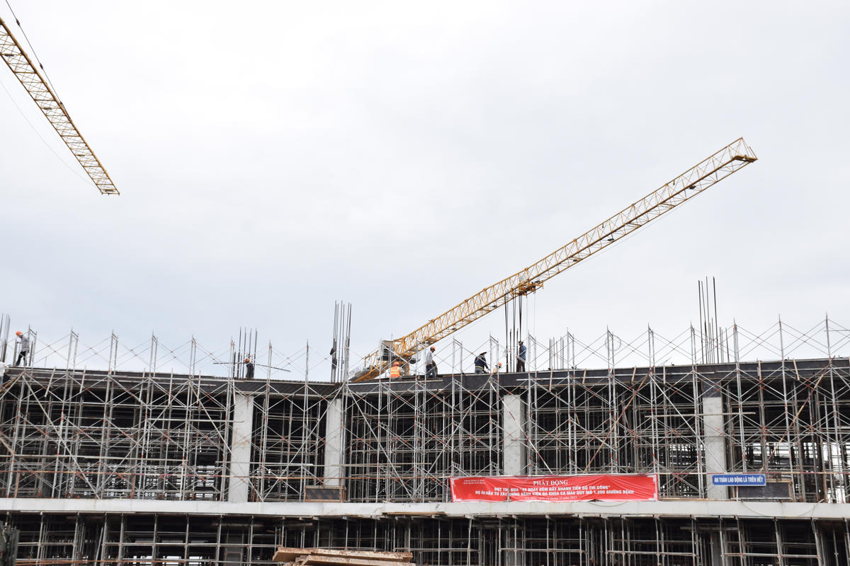 Công nhân đang tích cực thi công các gói thầu, thúc đẩy tiến độ Dự án Bệnh viện đa khoa Cà Mau quy mô 1.200 giường. Ảnh: Nguyên Du.