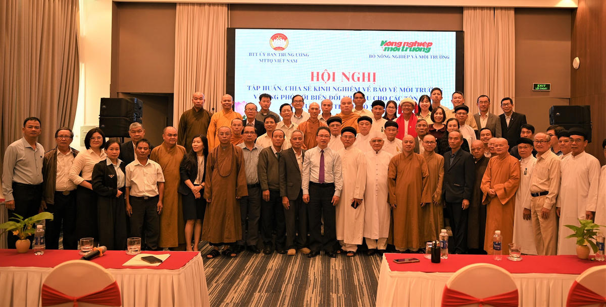 Ông Nguyễn Văn Thanh, (ở giữa) Trưởng Ban Dân tộc và Tôn giáo, Ủy ban Trung ương MTTQ Việt Nam chụp ảnh lưu niệm các đại biểu. Ảnh: C.Đại