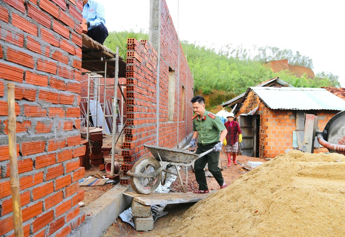 Công an tỉnh Gia Lai giúp người dân xây lại nhà sau mưa bão. Ảnh: CV.
