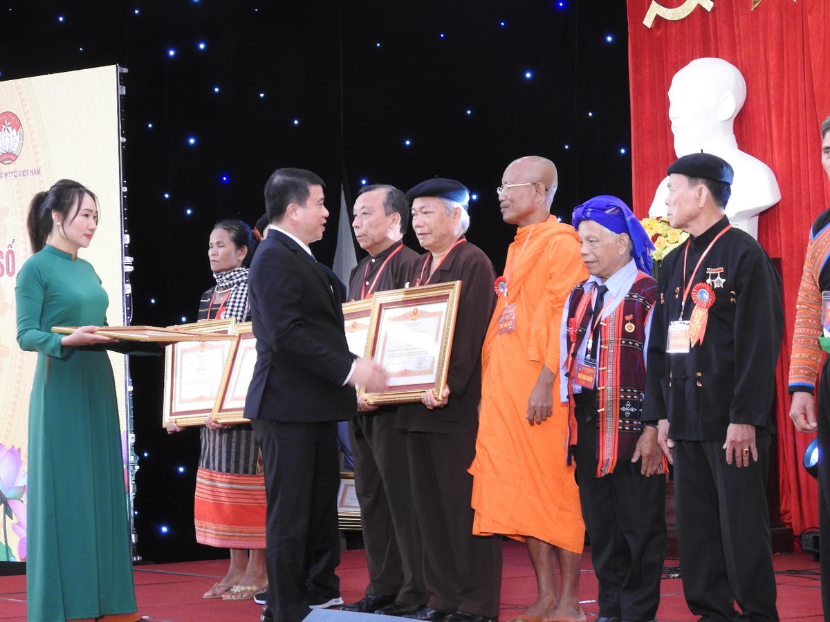 Người có uy tín Lục Văn Bảy (người nhận Bằng khen), dân tộc Sán Dìu, thôn Ninh Phú, xã Sơn Thủy được biểu dương tại Hội nghị biểu dương, tôn vinh các điển hình tiên tiến vùng DTTS và miền núi năm 2023 do Ủy ban Dân tộc (hiện nay là Bộ Dân tộc và Tôn giáo) tổ chức