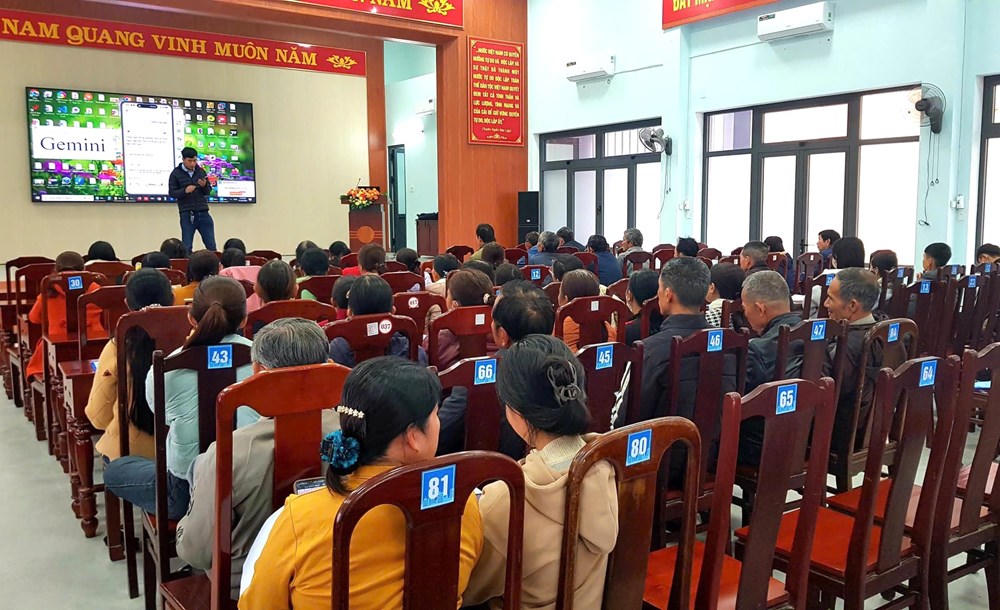 Phường Kim Trà tổ chức các lớp "Bình dân học vụ số" cho người dân trên địa bàn, góp phần nâng cao kỹ năng số và tiếp cận thông tin bổ ích để phát triển kinh tế - xã hội. Ảnh: Sơn Thùy