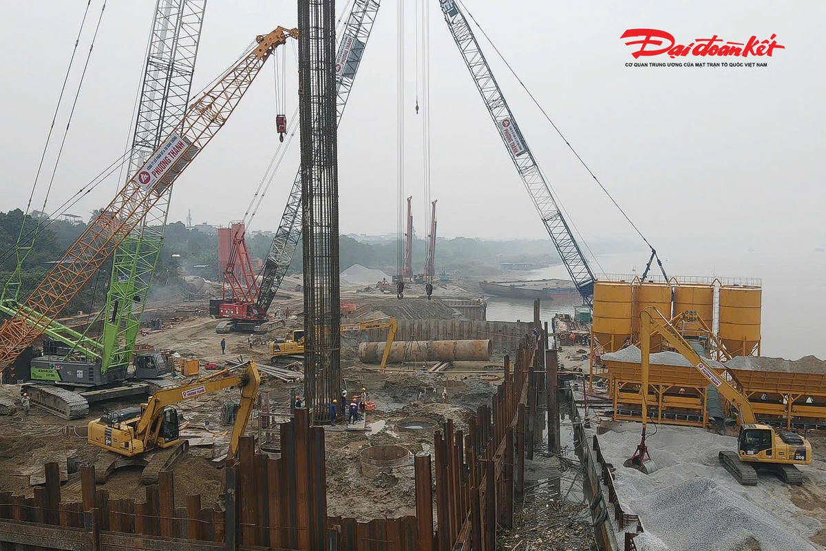 Dự kiến tiến độ thi công bệ trụ cầu chính từ tháng 12/2025 đến tháng 3/2026. Thi công trụ tháp từ tháng 3/2026 đến tháng 6/2027. . Thi công cọc khoan nhồi, bệ trụ cầu vượt sông Đuống, cầu thép vượt đê Tả Đuống từ tháng 12/2025 đến tháng 4/2026.