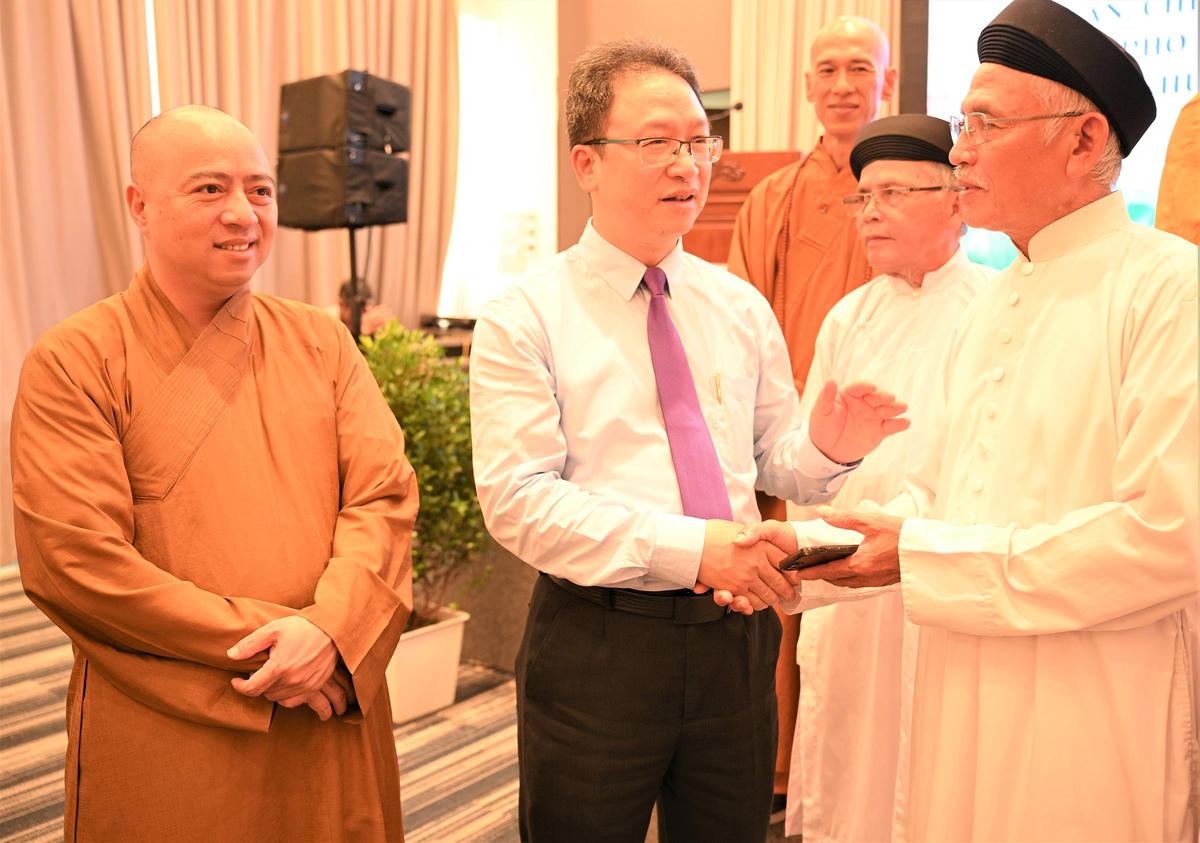 Ông Nguyễn Văn Thanh, Trưởng ban Dân tộc và Tôn giáo, Ủy ban Trung ương MTTQ Việt Nam trò chuyện với các đại biểu tại hội nghị. Ảnh: Đ. Sang.