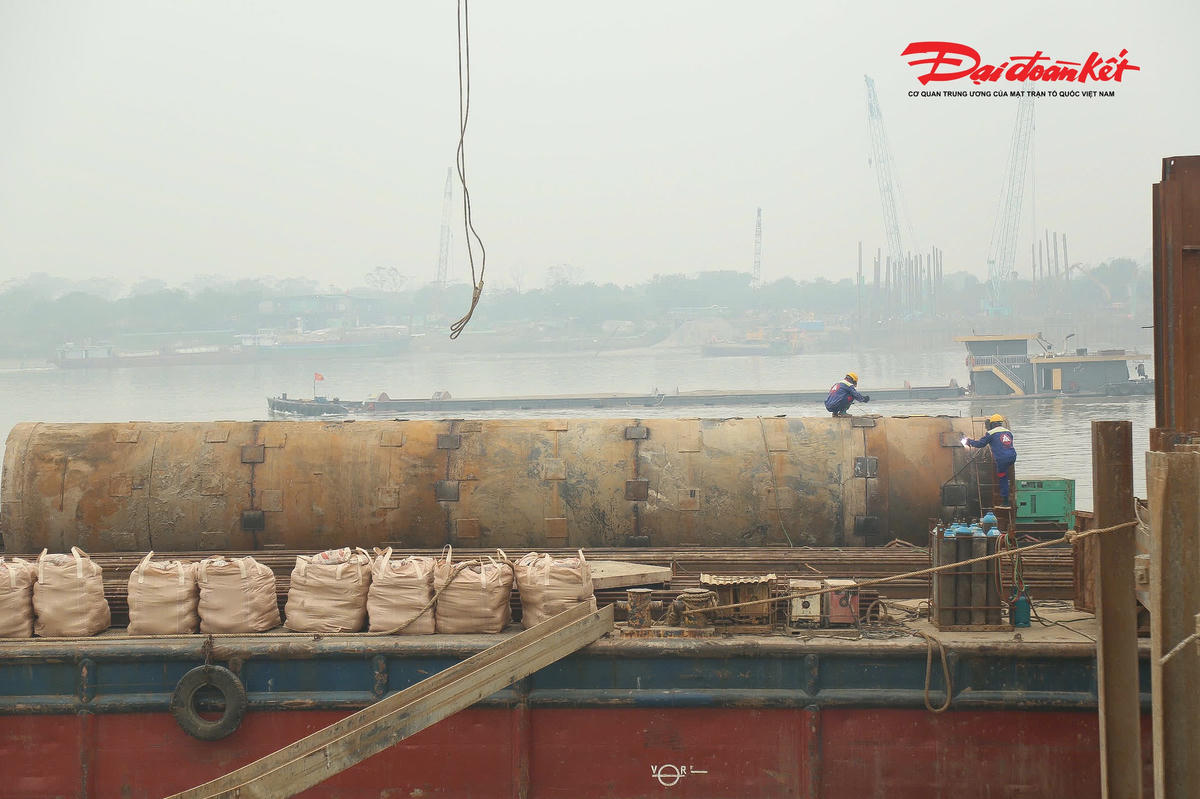 Theo ghi nhận của PV Báo Đại đoàn kết, những ngày giữa tháng 12, tại khu vực thi công cầu Tứ Liên, máy móc, thiết bị thi công. đã được huy động. Một số vị trí đã hoàn thành công tác san nền, khoan khảo sát địa chất, dựng lán trại phục vụ thi công. 