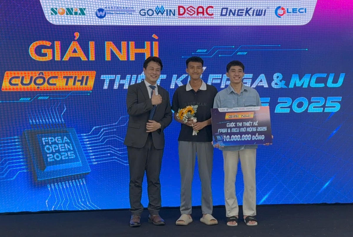 Giải nhì thuộc về đội VKU-23IC (Trường ĐH CNTT &amp; Truyền thông Việt – Hàn). Ảnh: Nguyễn Tú.