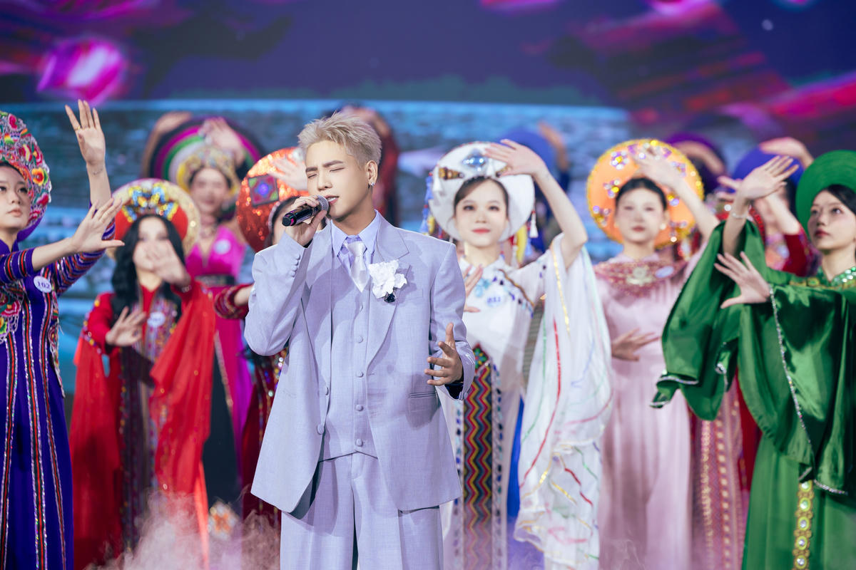 Ca sĩ Quân A.P trình diễn bên các người đẹp. Ảnh: BTC.