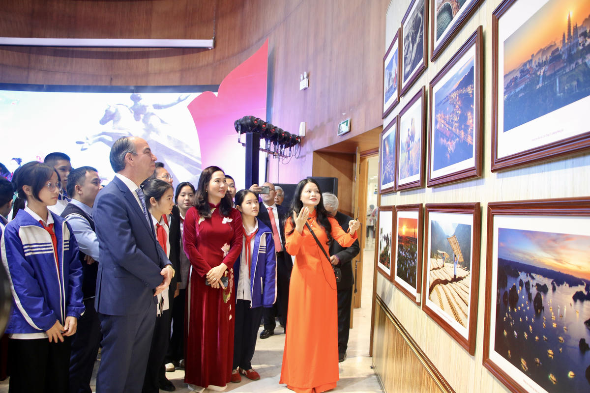 Các đại biểu tham quan triển lãm ảnh “Kết nối và lan tỏa tình hữu nghị Việt Nam - Cuba”.