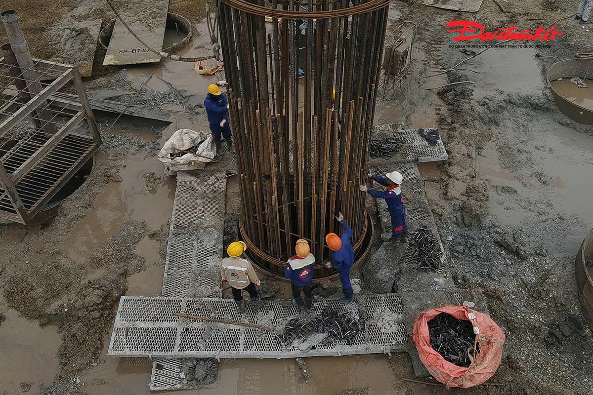 Để bù lại tiến độ, trên công trường thi công cầu Tứ Liên có hàng trăm công nhân tất bật làm việc.