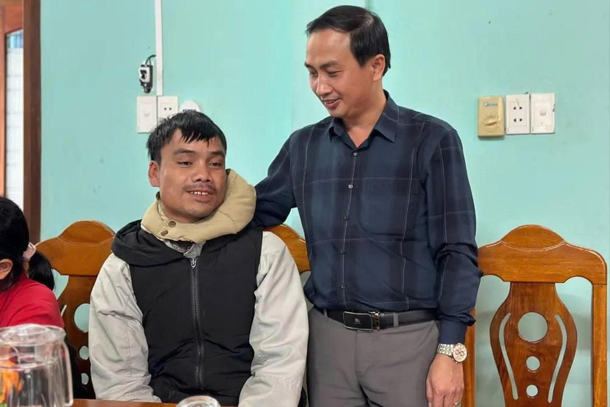 Ông Nguyễn Hồng Lai, Bí thư xã Trà Tân thăm hỏi anh Hồ Văn Tuân. Ảnh: CV.