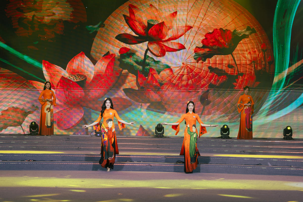 Các thí sinh trong phần thi trang phục áo dài. Ảnh: BTC.