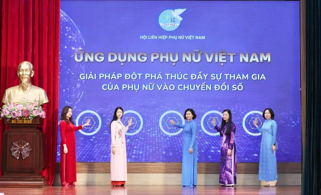 Bà Nguyễn Thị Tuyến, Ủy viên Trung ương Đảng, Phó Chủ tịch UBTƯ MTTQ Việt Nam, Chủ tịch Hội LHPN Việt Nam cùng đại diện Hội LHPN các tỉnh, thành thực hiện nghi thức nhấn nút ra mắt Ứng dụng “Phụ nữ Việt Nam”