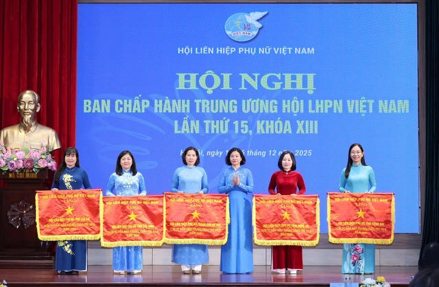 Ủy viên Trung ương Đảng, Phó Chủ tịch UBTƯ MTTQ Việt Nam, Chủ tịch Hội LHPN Việt Nam Nguyễn Thị Tuyến (thứ 3 từ phải sang) trao Cờ thi đua "Đơn vị dẫn đầu" cho Hội LHPN 5 tỉnh, thành phố. 