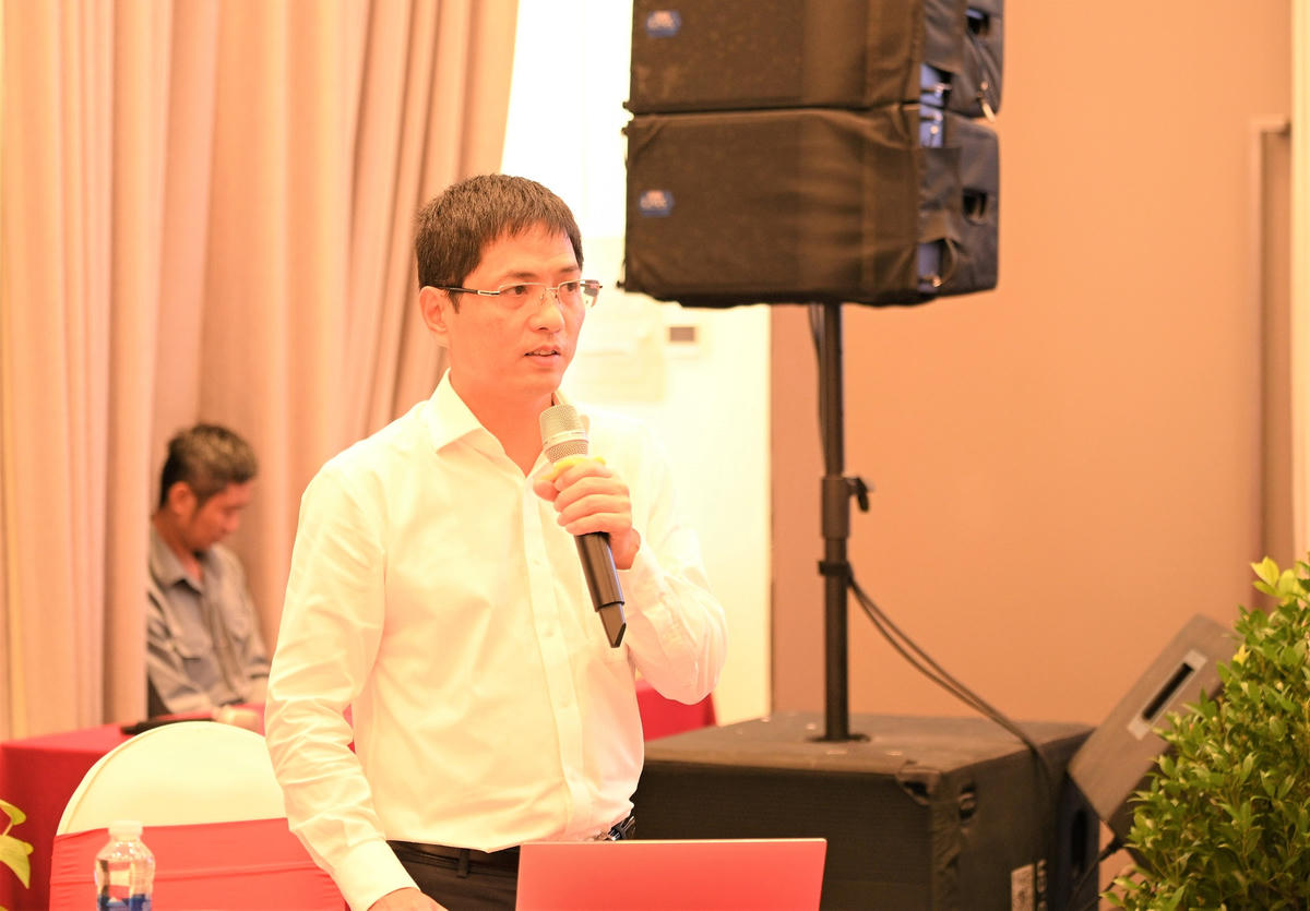 Tiến sĩ Nguyễn Hùng Minh, Phó Trưởng phòng Thị trường carbon, Cục BĐKH cho biết, triển khai công tác ứng phó BĐKH phát biểu tại hội nghị. Ảnh: T. Thành.