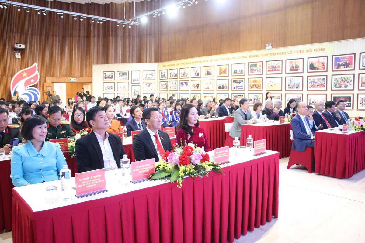 Các đại biểu tham gia khai mạc triển lãm ảnh “Kết nối và lan tỏa tình hữu nghị Việt Nam - Cuba”.