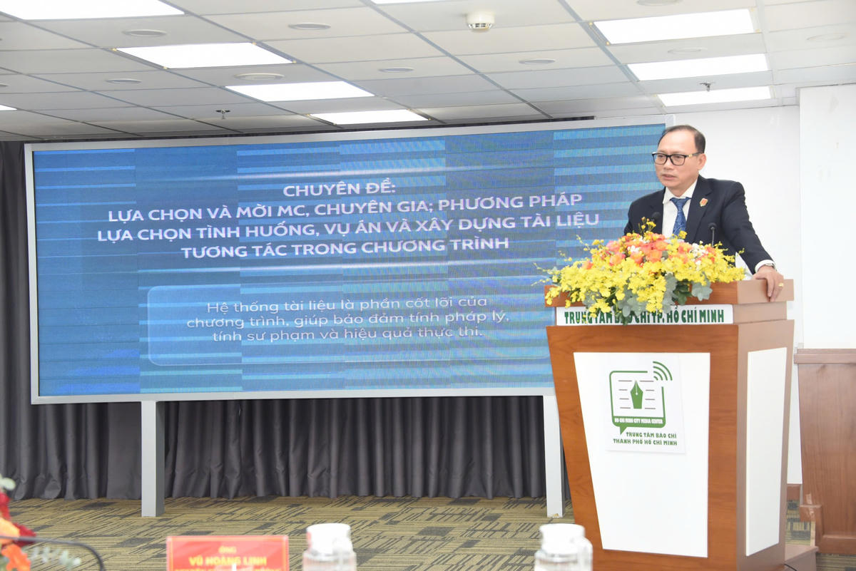 Thượng tá, Tiến sĩ Đào Trung Hiếu, chuyên gia nghiên cứu tâm lý tội phạm học chia sẻ tại Hội nghị. Ảnh: H.Phúc.