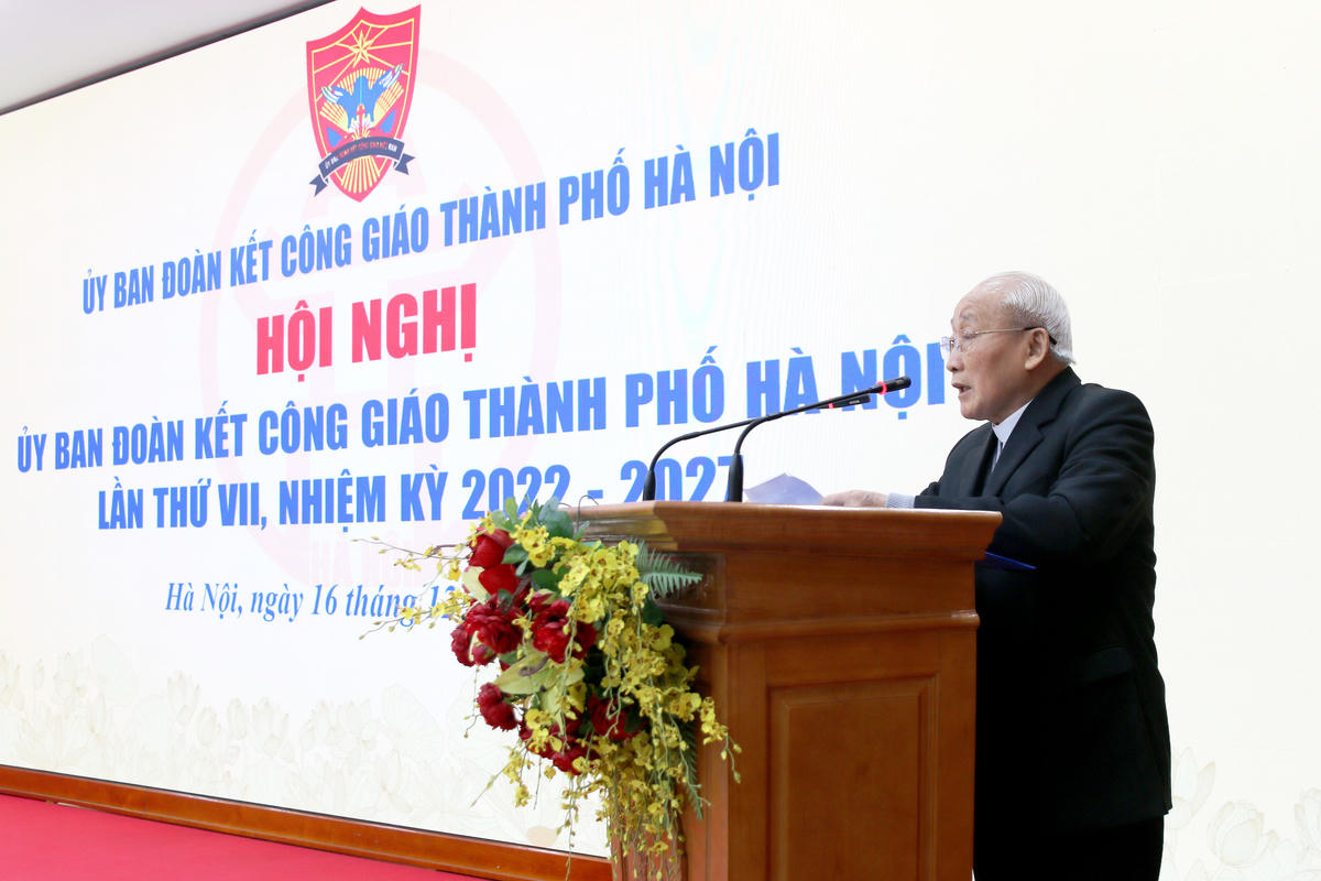 Linh mục Anton Maria Dương Phú Oanh, Chủ tịch Ủy ban Đoàn kết Công giáo thành phố.  Hà Nội phát biểu tại Hội nghị.