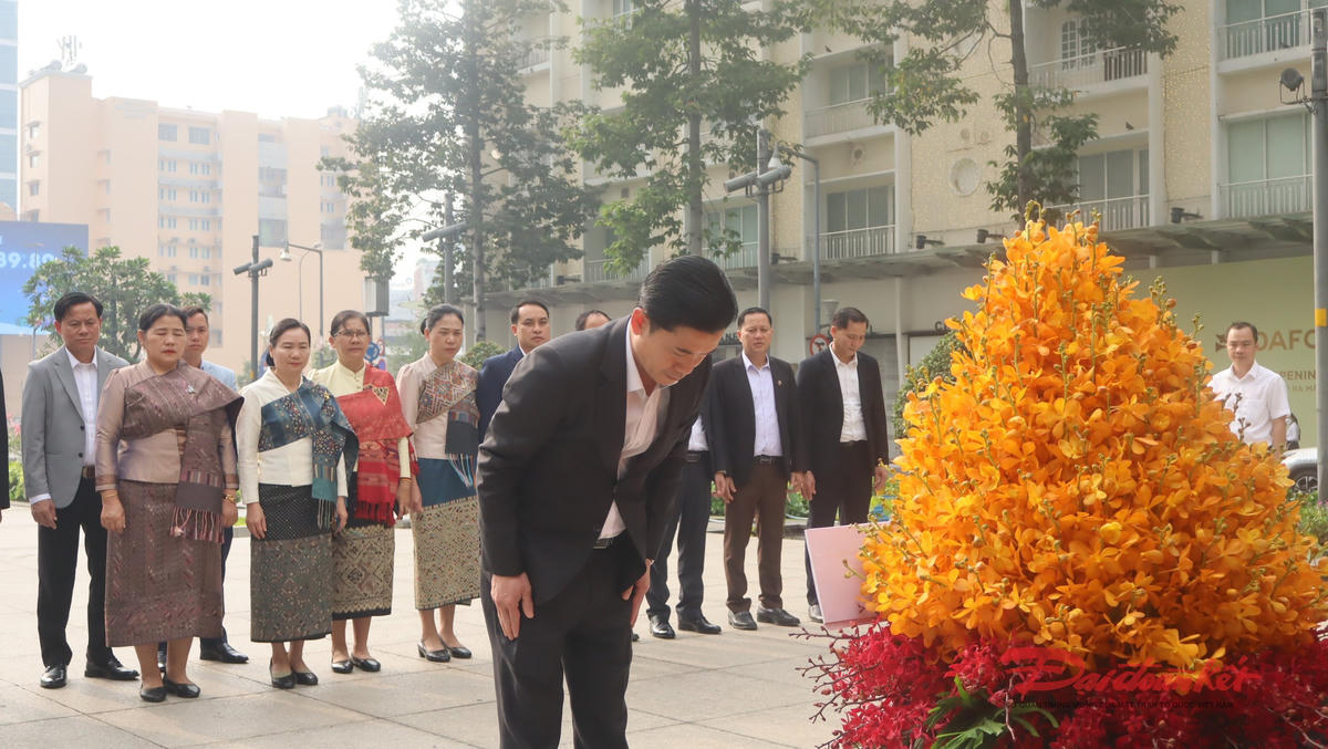 Ông Bounvixay Kongpaly thể hiện sự thành kính trước Tượng đài Chủ tịch Hồ Chí Minh. Ảnh: Tuyết Lưu.