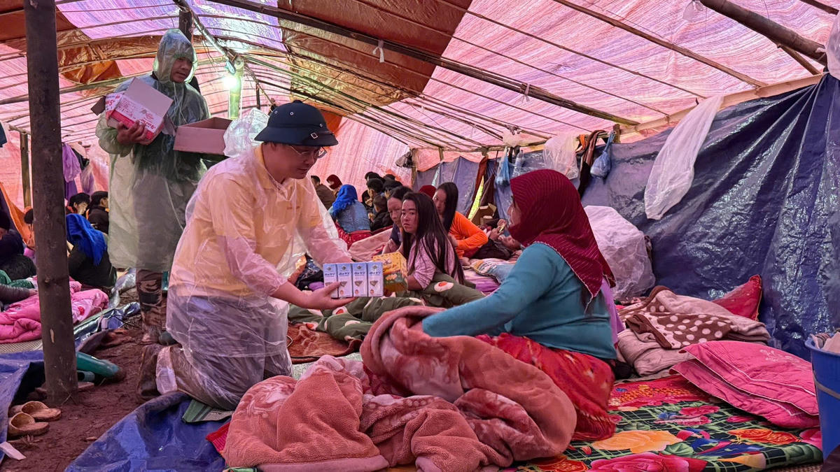 Cán bộ Quỹ Thiện Tâm đi khảo sát và thăm hỏi các gia đình bị ảnh hưởng bởi bão lũ. Riêng 2 tháng cuối năm 2025, Tập đoàn đã tham gia hỗ trợ 1.000 tỷ đồng cho đồng bào.