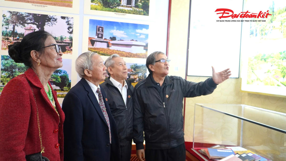 Người dân thích thú khám phá các hình hình tại trưng bày. Ảnh: HN.