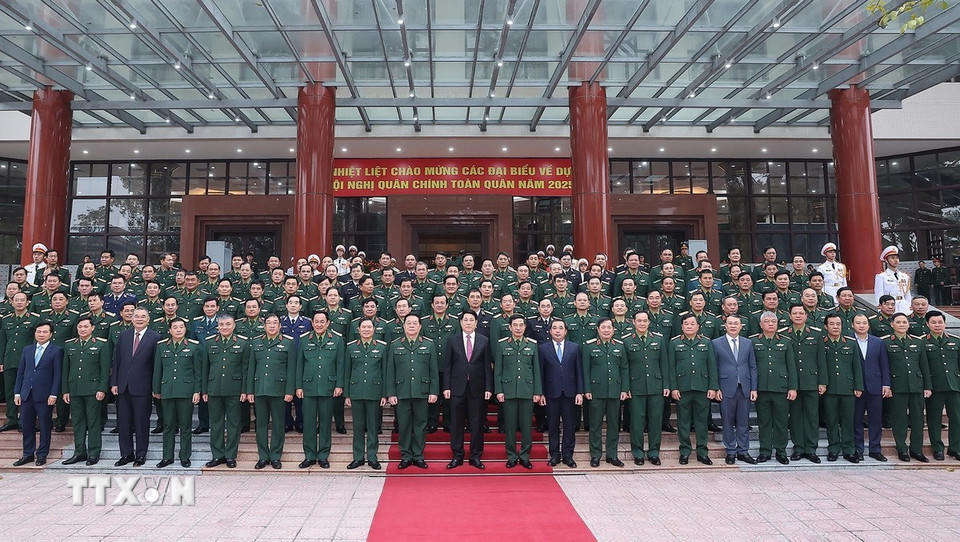 Chủ tịch nước Lương Cường với lãnh đạo Quân ủy Trung ương, Bộ Quốc phòng và đại biểu dự hội nghị. (Ảnh: Trọng Đức/TTXVN)