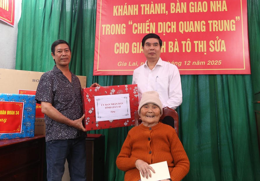 Phó Chủ tịch UBND tỉnh Gia Lai Lâm Hải Giang tặng quà cho gia đình bà Sửa. Ảnh: CV.