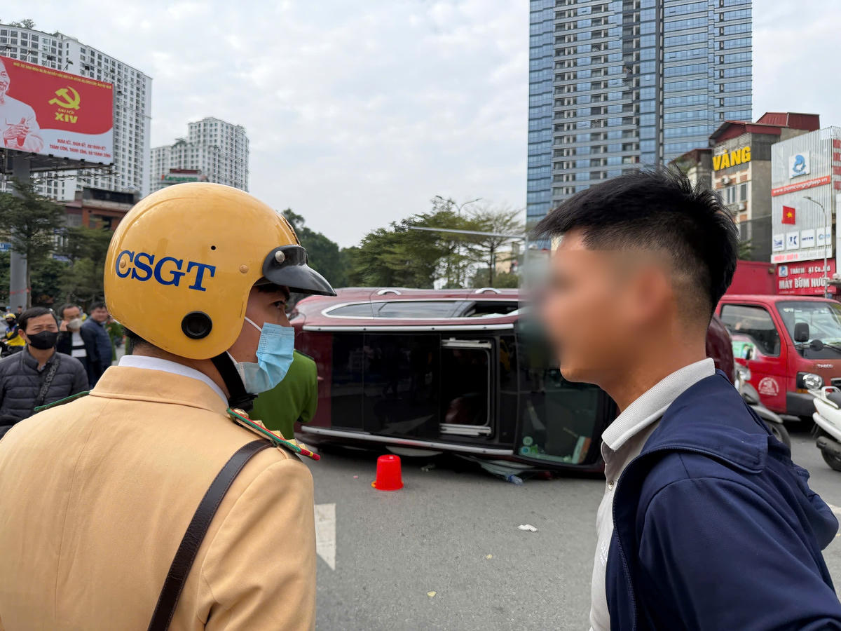 Lực lượng CSGT có mặt tại hiện trường.