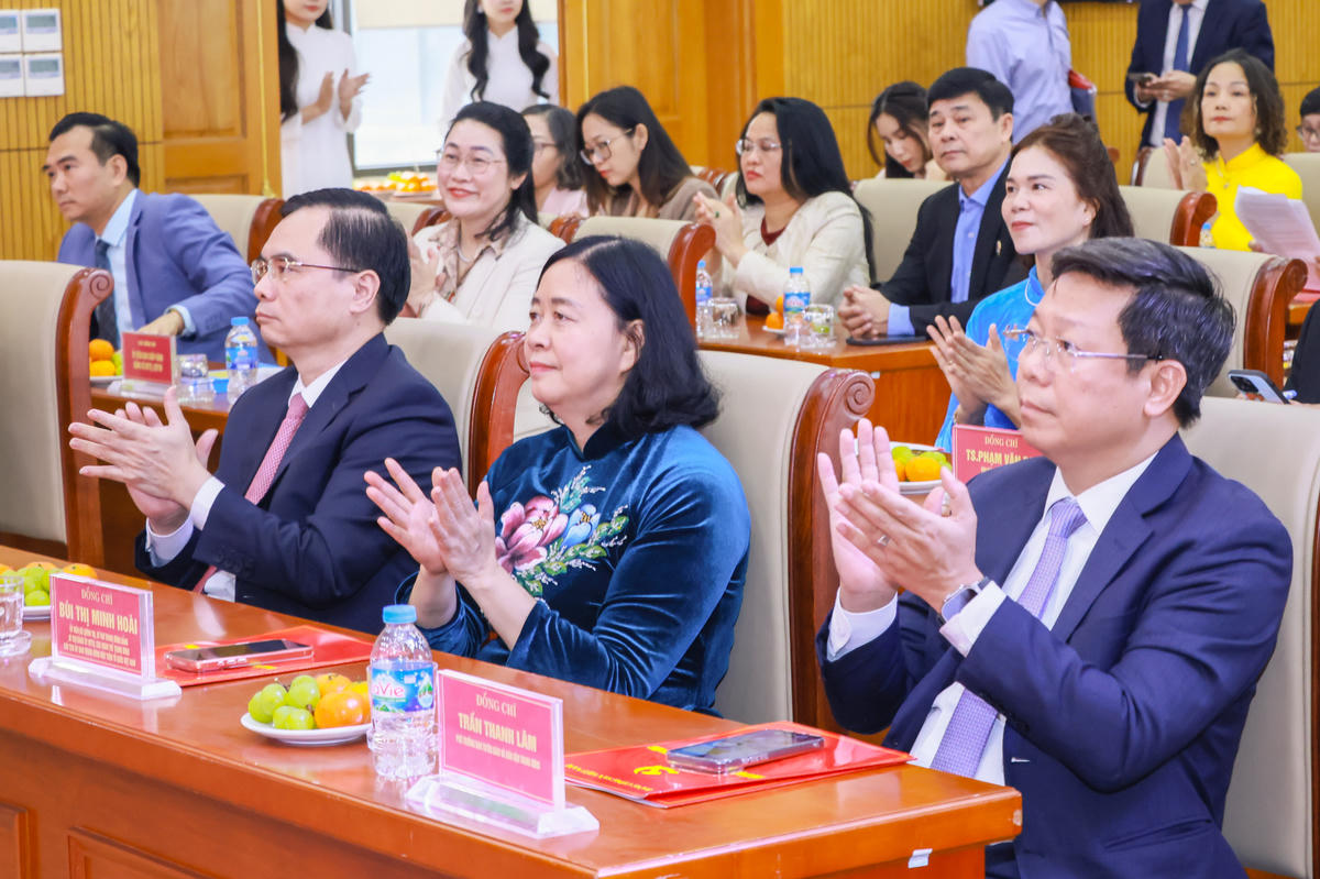 Đồng chí Bùi Thị Minh Hoài - Chủ tịch UBTƯ MTTQ Việt Nam và các đại biểu tham dự . Lễ trao giải. Ảnh: Quang Vinh.