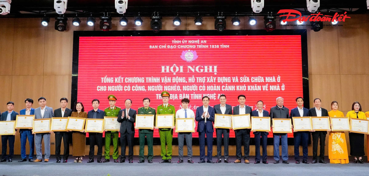 Chủ tịch UBND tỉnh Võ Trọng Hải và Phó Chủ tịch Thường trực UBND tỉnh Bùi Thanh An trao Bằng khen của Chủ tịch UBND tỉnh tặng 26 cá nhân. Ảnh: PB