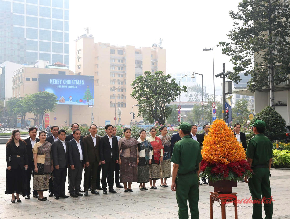 Đoàn đại biểu Chính quyền tỉnh Hủa Phăn, CHDCND Lào trước Tượng đài Bác. Ảnh: Tuyết Lưu.