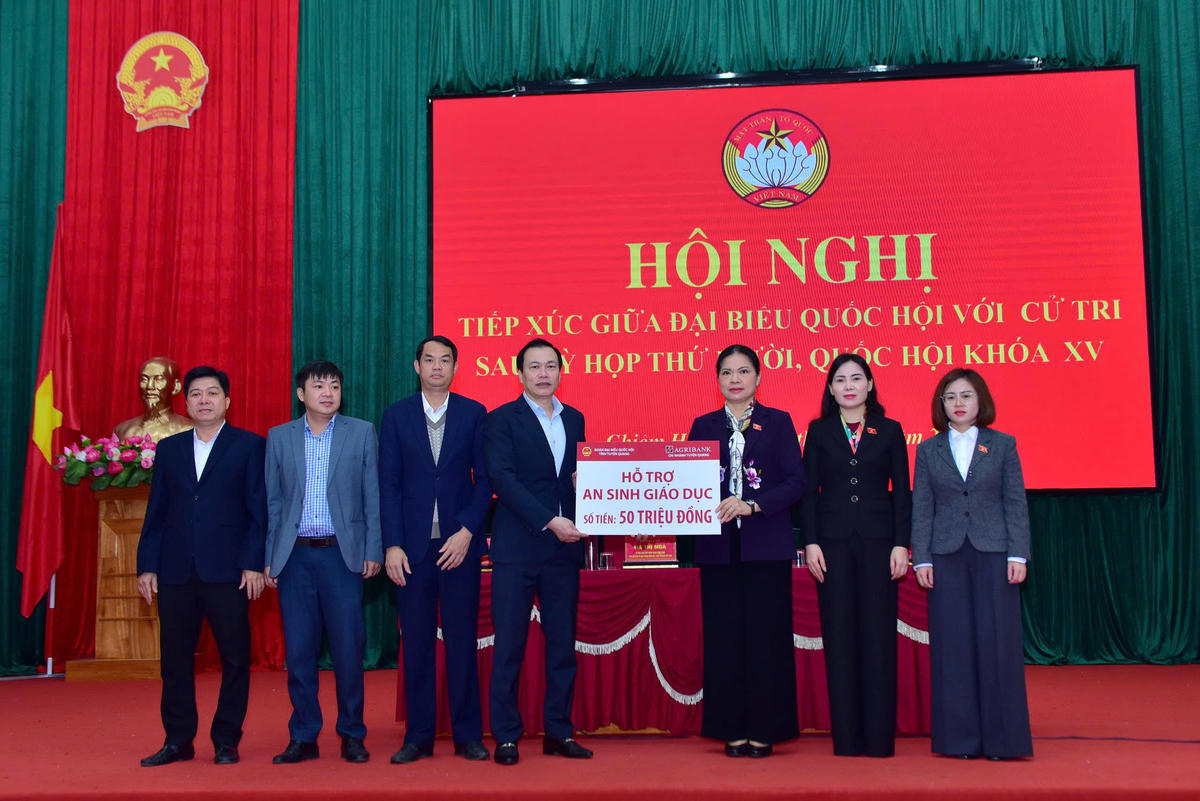 Phó Chủ tịch Ủy ban Trung ương MTTQ Việt Nam Hà Thị Nga cùng Đoàn ĐBQH tỉnh Tuyên Quang trao hỗ trợ kinh phí thực hiện công tác an sinh xã hội trên địa bàn xã Chiêm Hóa. Ảnh: L.T.