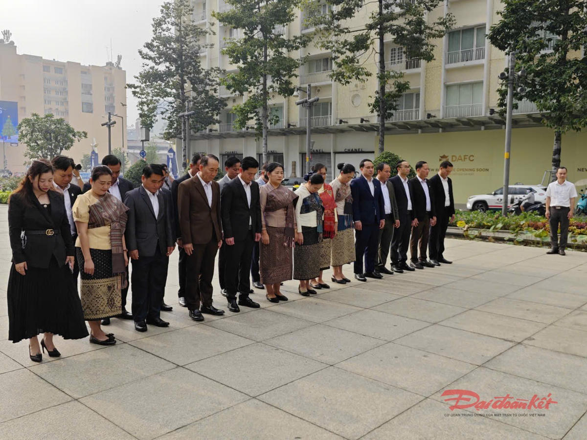 Đoàn đại biểu tỉnh Hủa Phăn dành một phút tưởng niệm Chủ tịch Hồ Chí Minh, vị lãnh tụ vĩ đại của Đảng và Nhân dân Việt Nam. Ảnh: N.L