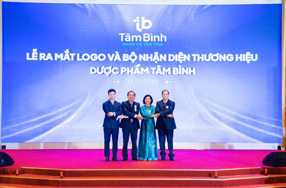Ban Lãnh đạo Dược phẩm Tâm Bình tại Lễ ra mắt logo và bộ nhận diện thương hiệu mới.