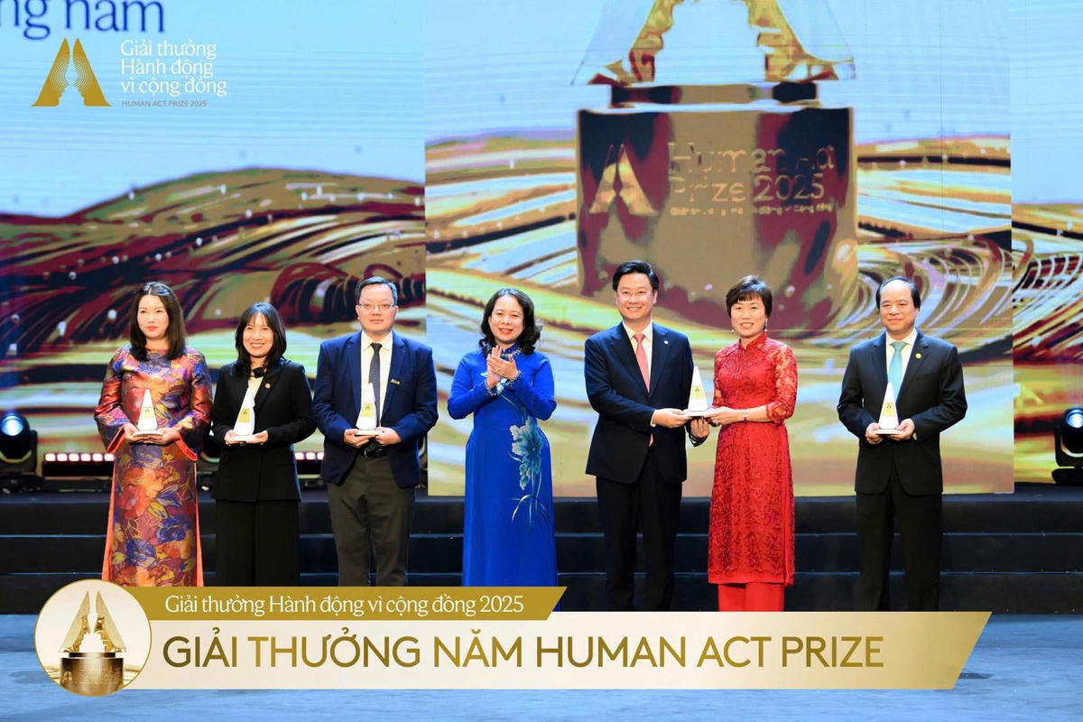Đại diện Quỹ Thiện Tâm (Tập đoàn Vingroup) nhận Giải thưởng cao nhất - Giải thưởng năm - Giải thưởng Hành động vì cộng đồng - tại Human Act Prize 2025.