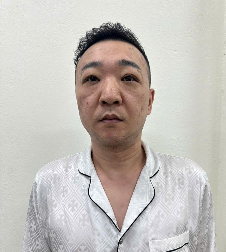 Đối tượng Zhang Yuan tại cơ quan điều tra. Ảnh: CV.