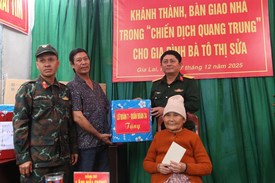 Quân đoàn 34 tặng quà cho gia đình bà Tô Thị Sửa nhân dịp khánh thành, bàn giao nhà. Ảnh: CV.