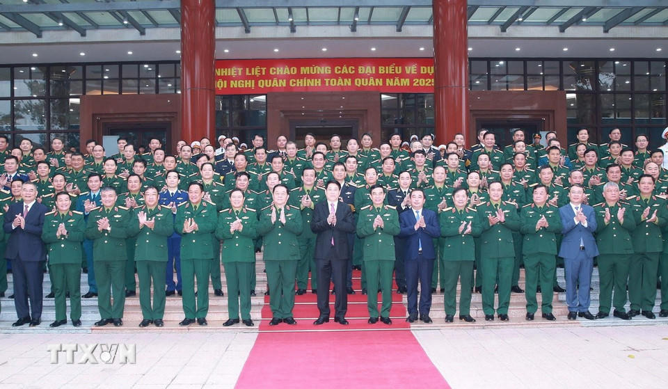 Chủ tịch nước Lương Cường với lãnh đạo Quân ủy Trung ương, Bộ Quốc phòng và đại biểu dự hội nghị. (Ảnh: Trọng Đức/TTXVN)